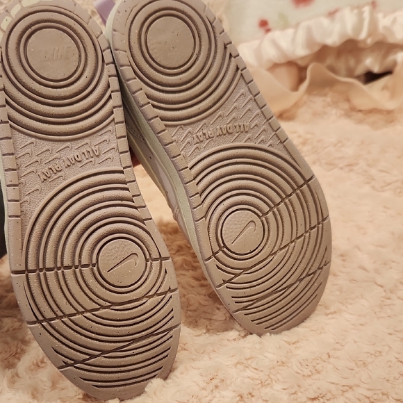 Girls Nike Sneakers - Picture 4 of 6